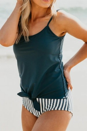 Einfarbiges, marineblaues Tankini-Oberteil mit Knoten und gestreiften Unterteilen